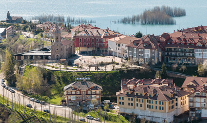 Localidad leonesa de Riaño con el pantano y las montañas