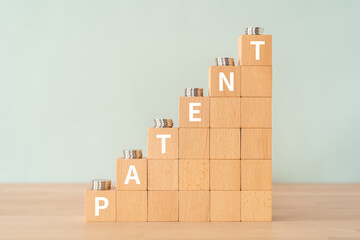 特許のイメージ｜「PATENT」と書かれた積み木とコイン