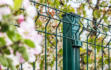 Obraz premium Steel grating fence made with wire in spring 