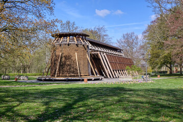 Altes Gradierwerk in einem Park in Bad Hamm