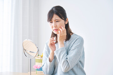 美容　鏡を見る女性　悩み