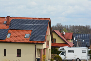 Panele słoneczna na dachu domu jednorodzinnego w europie.  - obrazy, fototapety, plakaty