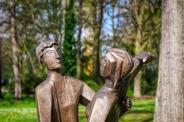 Tanzende Skulpturen in einem Kurpark in Bad Hamm