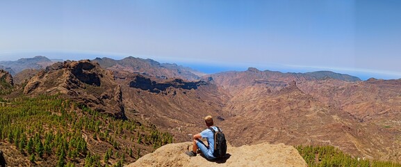 Hombre observando el Paisaje en Gran Canaria