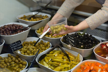 The saleswoman puts a salad. Service