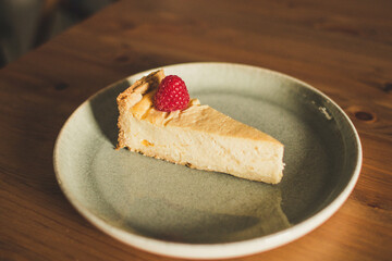 Veganer Käsekuchen mit Himbeeren und Mandarinen