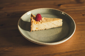 Veganer Cheesecake mit Himbeeren und Mandarinen
