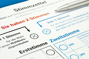 Stimmzettel für die Landtagswahl in Schleswig-Holstein mit Erststimme und Zweitstimme am 8. Mai 2022