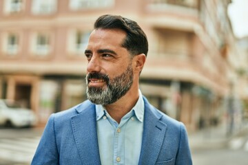 Obraz premium Middle age businessman smiling happy standing at the city.
