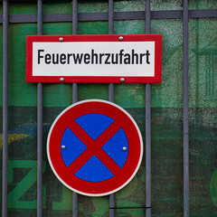 Schild Halteverbot, Halten und Parken Feuerwehreinfahrt, Leipzig in Sachsen, Deutschland