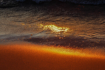 Nadmorska plaża oświetlona promieniami zachodzącego słońca