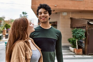 Naklejka premium Young interracial couple smiling happy and hugging standing at the city.