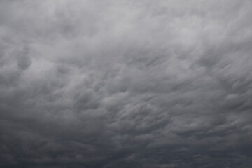 Obraz premium Natural background of dramatic dark stormy clouds in gray sky