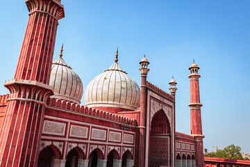 Obraz premium ancient mosque vintage dome and tower view with bright blue sky at morning from unique perspective