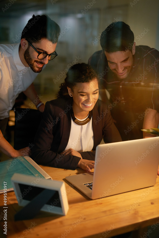 Leinwandbilder time flies when youre working hard. shot of a group of businesspeople using a laptop while working o