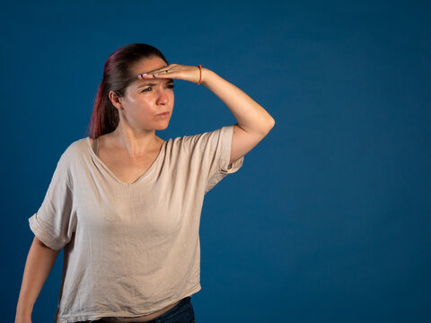 Mujer joven buscando el rumbo. Anuncio
