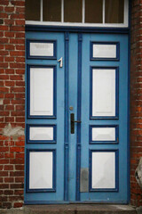 Fototapeta na wymiar old blue door of a very old house with the number 1