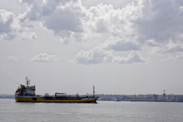 Frachter auf dem Tejo in der Bucht von Lissabon