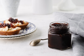 Toast with cheese and onion marmalade