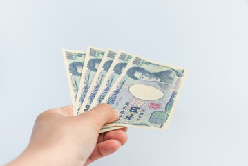 千円札を渡す人　左手