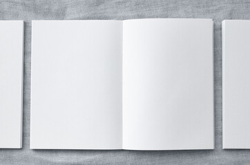 コピースペースのある横に並べたの白いノートと布の背景	