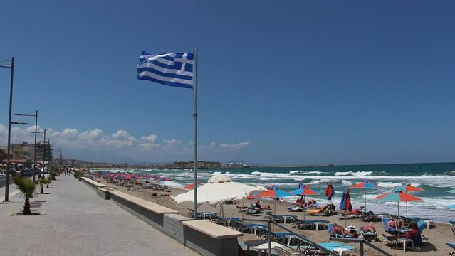 griechische Flagge am Strand