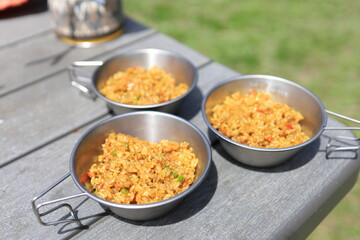 アウトドアで食べるドライカレー