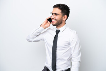 Naklejka premium Business Brazilian man isolated on white background keeping a conversation with the mobile phone