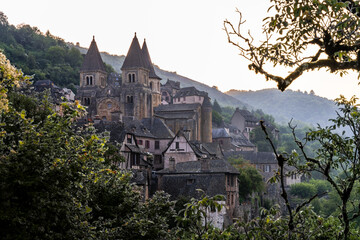 Lumière matinale sur l'abbatiale Sainte-Foy, Conques, Aveyron, Occitanie, France