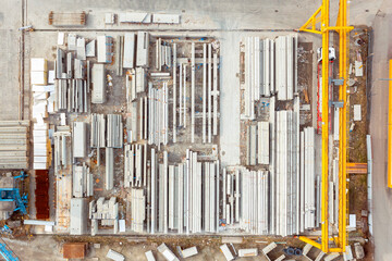Obraz premium Many concrete blocks of different sizes stand in warehouses, the production of concrete panels for the construction of houses, aerial view