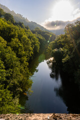 La vallée du Lot depuis le pont désaffecté de Coursavy, Aveyron, Occitanie, France