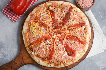 pizza con jamon queso y morrones rojos