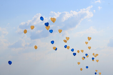 Luftballone in der Ukraine Farbe Blau gelb, steigen in den Himmel