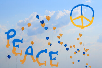 Luftballone in den Ukraine Farben Blau gelb, dem Peace Schrifttzug und Zeichen steigen in den Himmel