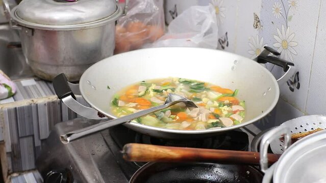 The process of cooking cap cay is a typical Indonesian food originating from China, containing vegetables, meat and eggs