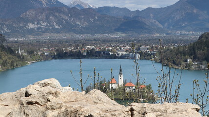 schöner blick von einem berg in slovenien auf den see und kirche