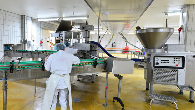 Produktion von Würstchen in der Lebensmittelindustrie - Fliessband mit Konservengläsern