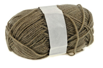 Pelote de laine beige en gros plan sur fond blanc