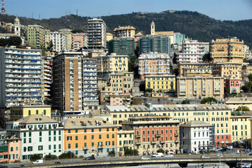 Fototapeta premium Gênes, Italie, bateaux, port, église, façades colorées, sculpture, grues