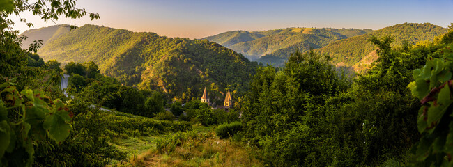 Conques vu depuis son vignoble, le Bancarel, Aveyron, Occitanie, France