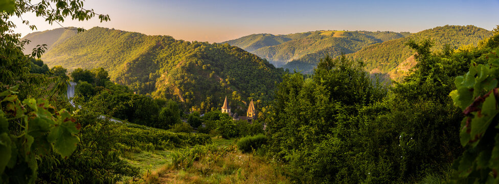 Conques vu depuis son vignoble, le Bancarel, Aveyron, Occitanie, France