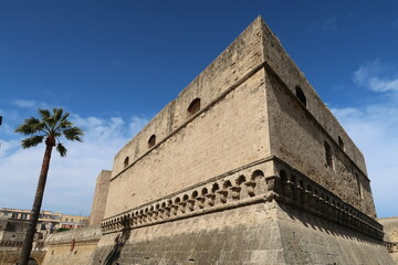 Naklejka premium Castello Normanno Svevo (château Normand Souabe) dans la vieille ville de Bari, dans les Pouilles / Puglia, bastion à l’angle sud est (Italie)
