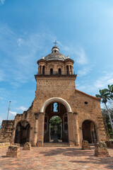 Fototapeta premium fachada de ruinas del templo histórico en la villa del rosario en la ciudad de Cúcuta. Colombia.