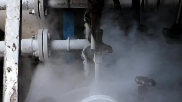 the process of transferring liquid oxygen from a delivery truck to a reservoir in a hospital causes the pipes to freeze and form ice and ice vapor with very cold temperatures