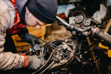 Obraz premium motorcycle repair in the garage, service maintenance of motorcycles, repair of the fuel system.