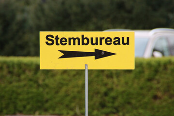 Direction sign to a polling station (stembureau) for the 2022 municipal elections in the...