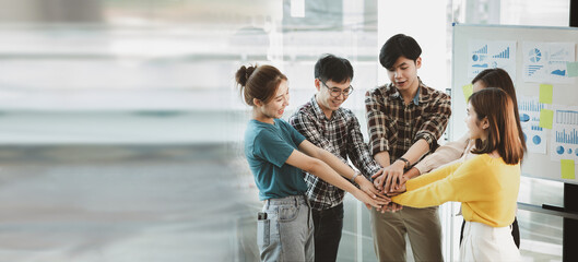 Coordination of the startup management team, businessmen joint venture start up companies, they are...