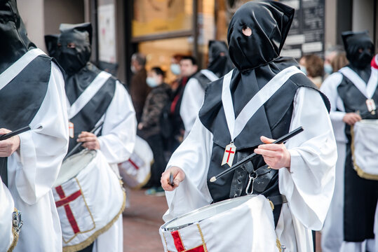 Miembro de la banda de m&uacute;sica de la cofrad&iacute;a de Nuestro Padre Jes&uacute;s Resucitado de Valladolid, Espa&ntilde;a, tocando el tambor durante una procesi&oacute;n de Semana Santa. 