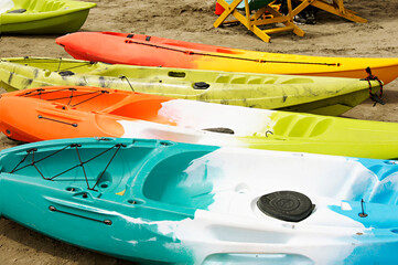 primer plano de Kayaks coloridos en la playa de Pescadores, Lima , Peru.closeup of colorful Kayaks...
