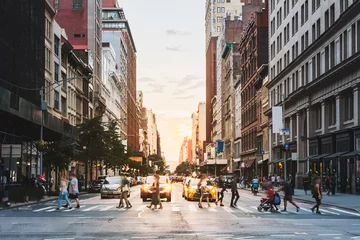 Gordijnen Menigten mensen lopen over straat op een druk kruispunt op 5th Avenue in Manhattan, New York City © deberarr